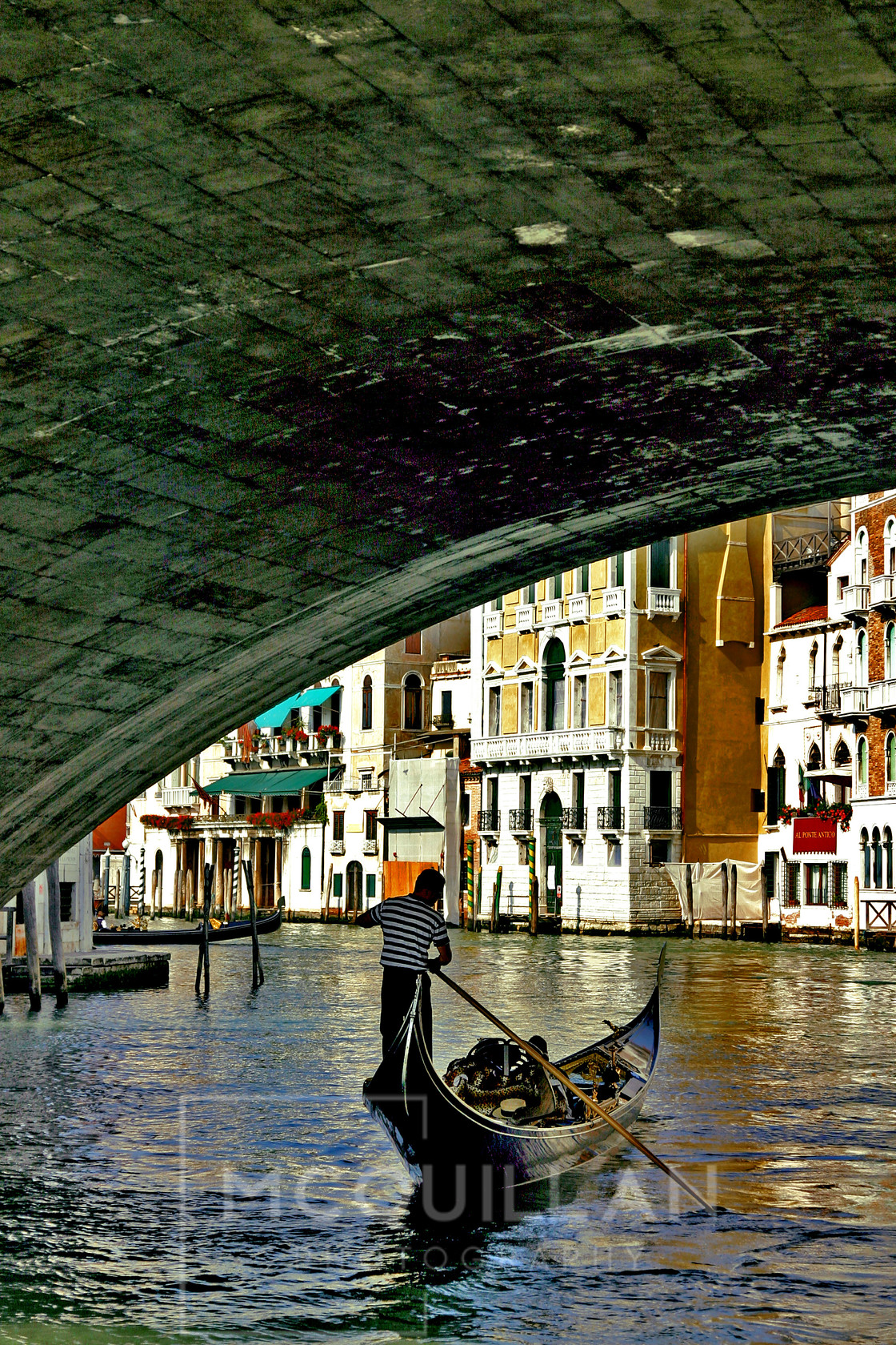 gondola 
 Keywords: italy,holiday,venice,bridge,gondola,gondoller,colour,water,canal,